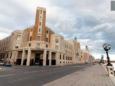 Dal punto di vista architettonico il palazzo, in pietra calcarea bianca e tufo mazzaro giallo, si presenta con quello stile retorico monumentale definito �littorio�, tipico degli anni 30 